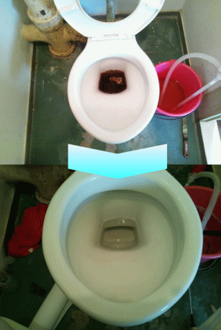 尿石で真っ黒な便器の写真