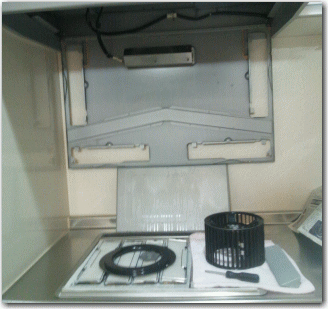 換気扇の掃除中の写真