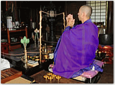 お経をあげる僧侶の写真