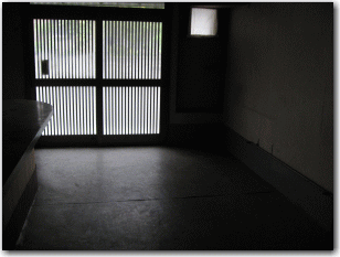 初めて借りた汚い店舗の写真